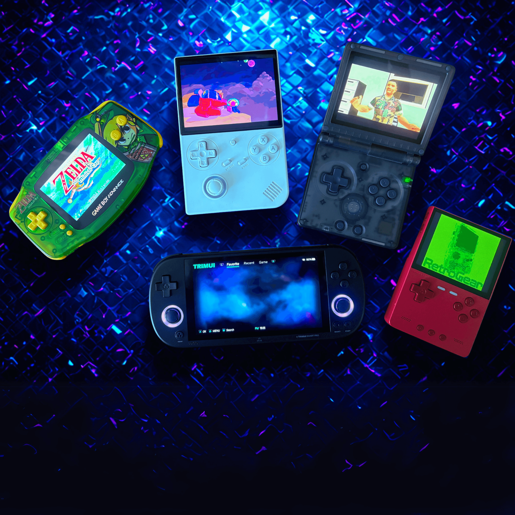 Fem forskellige bærbare spilkonsoller på en blå baggrund, blandt andet en Game Boy Advance, moderne handhelds og en TrimUI Brick.